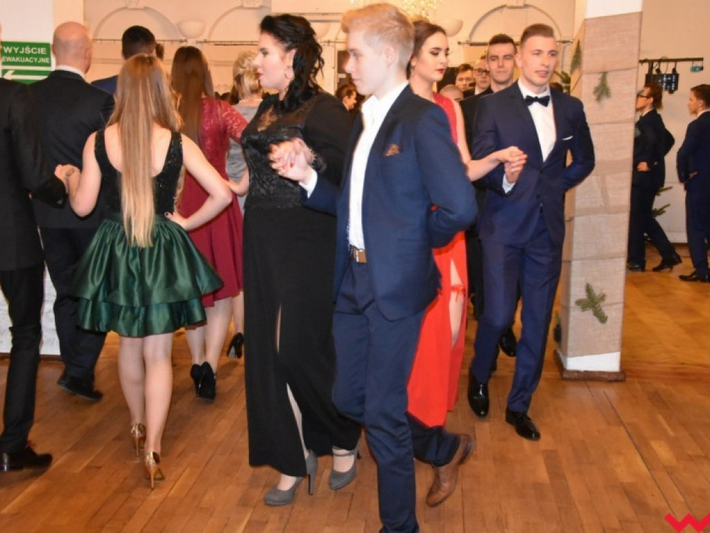 Maturzyści „z koszar” również zatańczyli poloneza