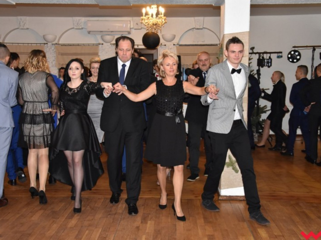 Maturzyści „z koszar” również zatańczyli poloneza