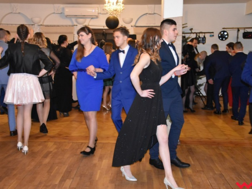 Maturzyści „z koszar” również zatańczyli poloneza