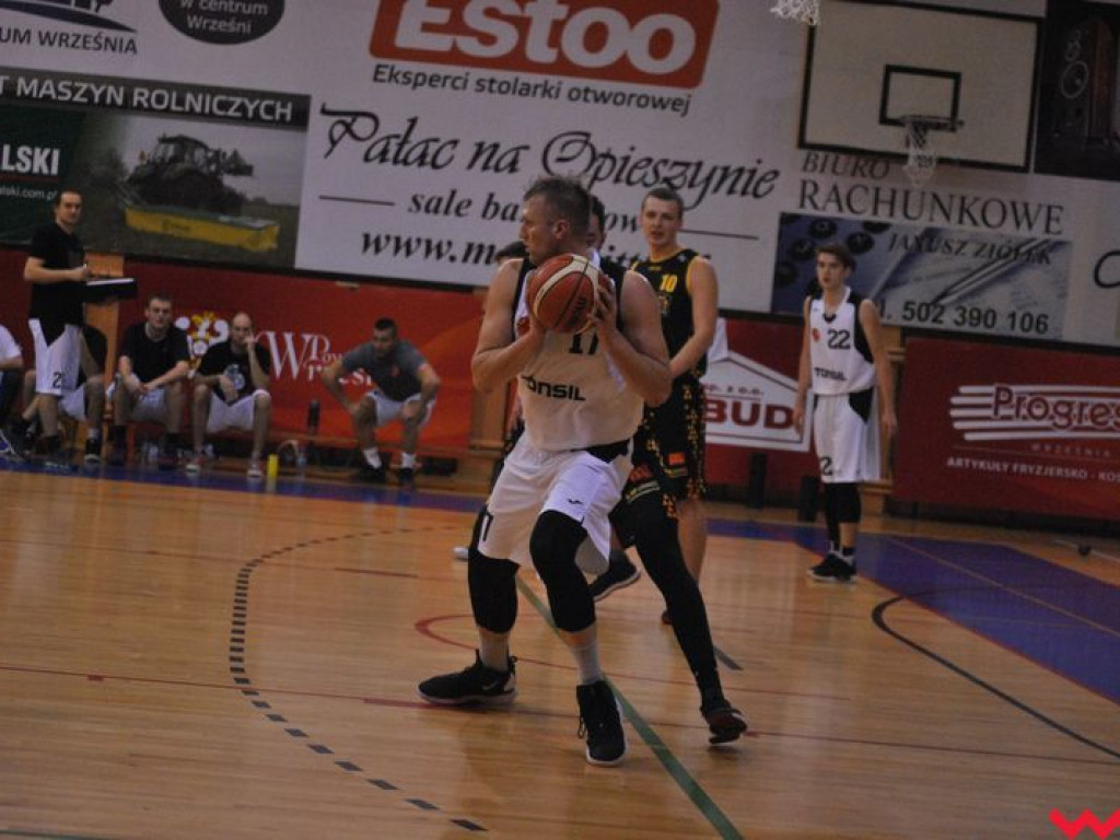 Wicelider za mocny. Koszykarze MKS Września pokonani we własnej hali