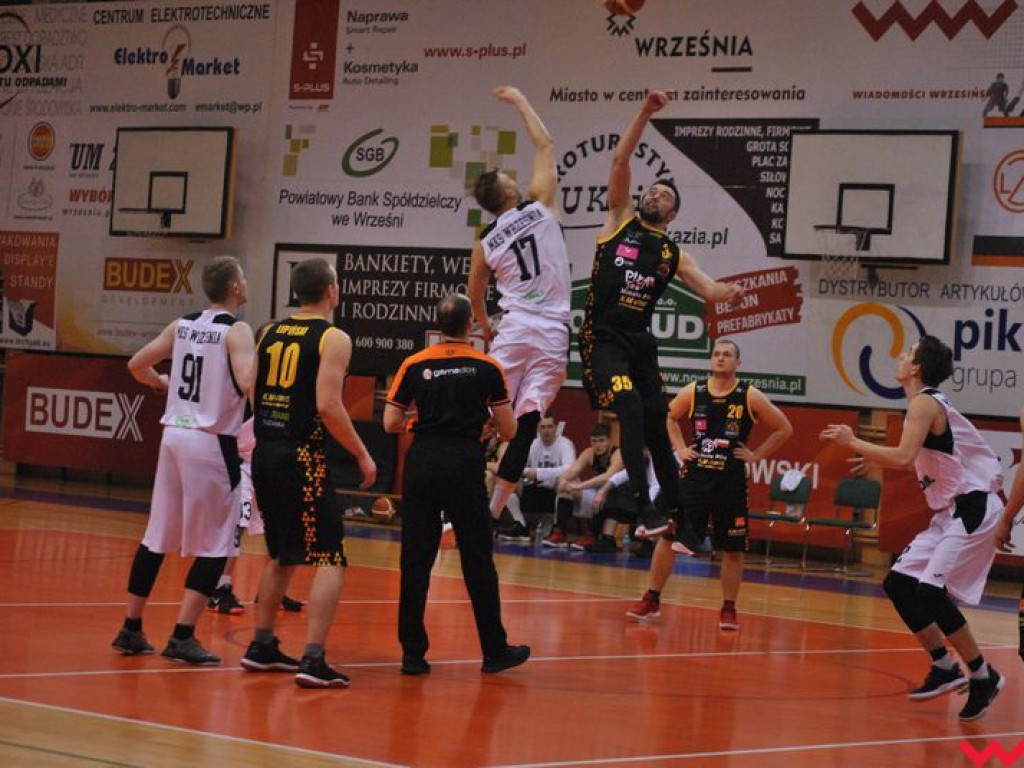 Wicelider za mocny. Koszykarze MKS Września pokonani we własnej hali