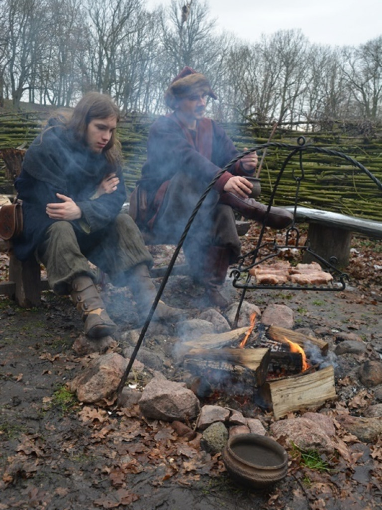 Wojowie ze Stowarzyszenia „Aurea Tempora” przetrwali zimę w Grzybowie