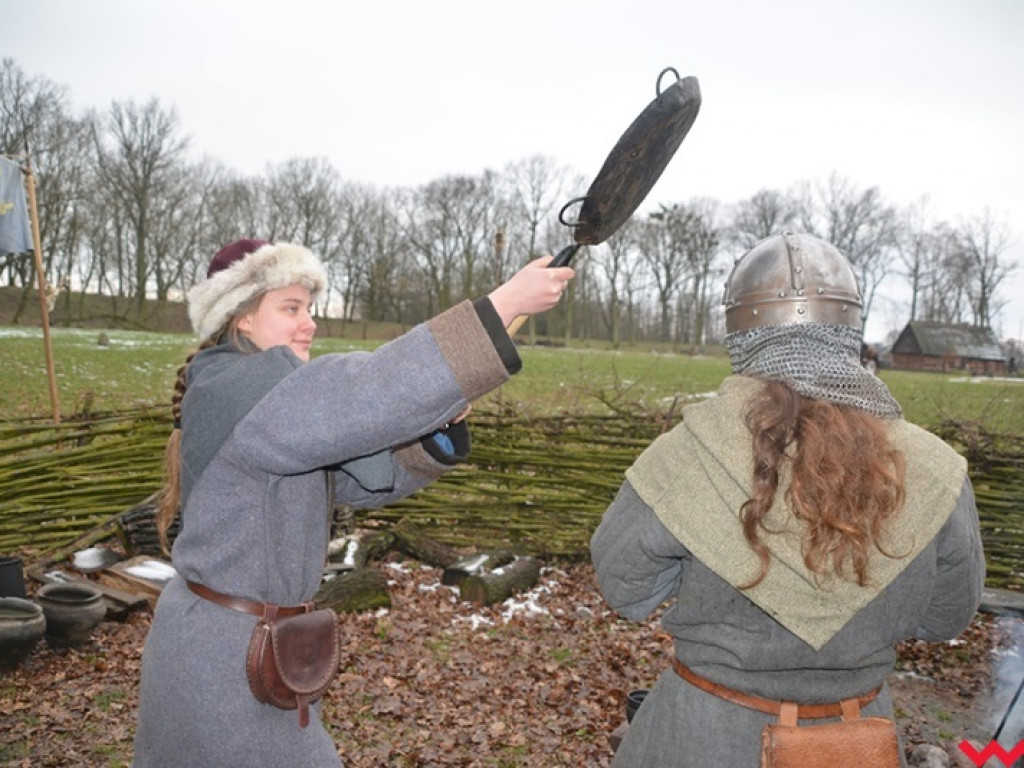 Wojowie ze Stowarzyszenia „Aurea Tempora” przetrwali zimę w Grzybowie
