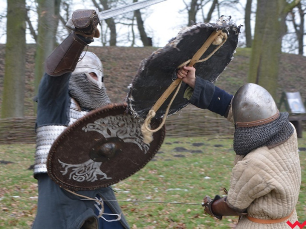 Wojowie ze Stowarzyszenia „Aurea Tempora” przetrwali zimę w Grzybowie