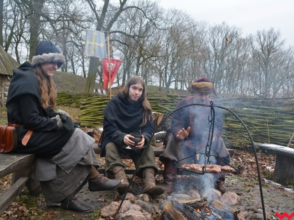 Wojowie ze Stowarzyszenia „Aurea Tempora” przetrwali zimę w Grzybowie