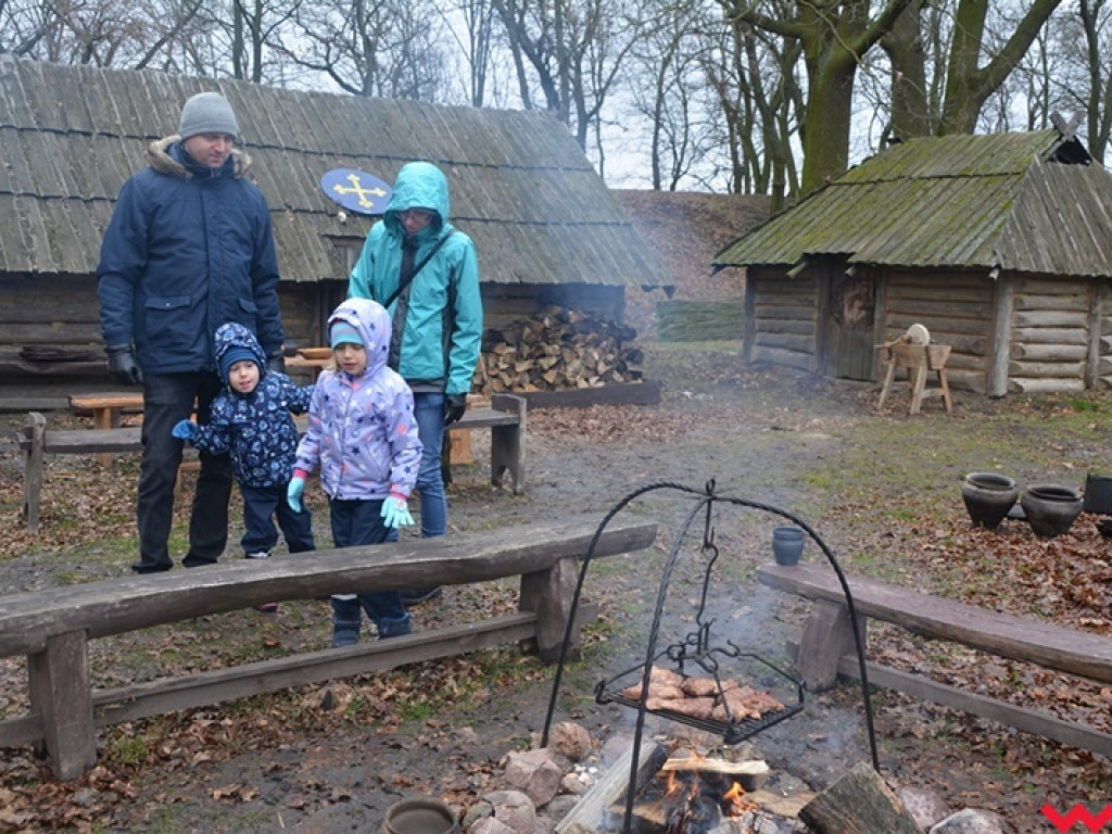 Wojowie ze Stowarzyszenia „Aurea Tempora” przetrwali zimę w Grzybowie