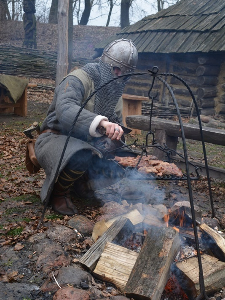 Wojowie ze Stowarzyszenia „Aurea Tempora” przetrwali zimę w Grzybowie