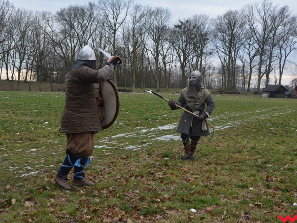 Wojowie ze Stowarzyszenia „Aurea Tempora” przetrwali zimę w Grzybowie