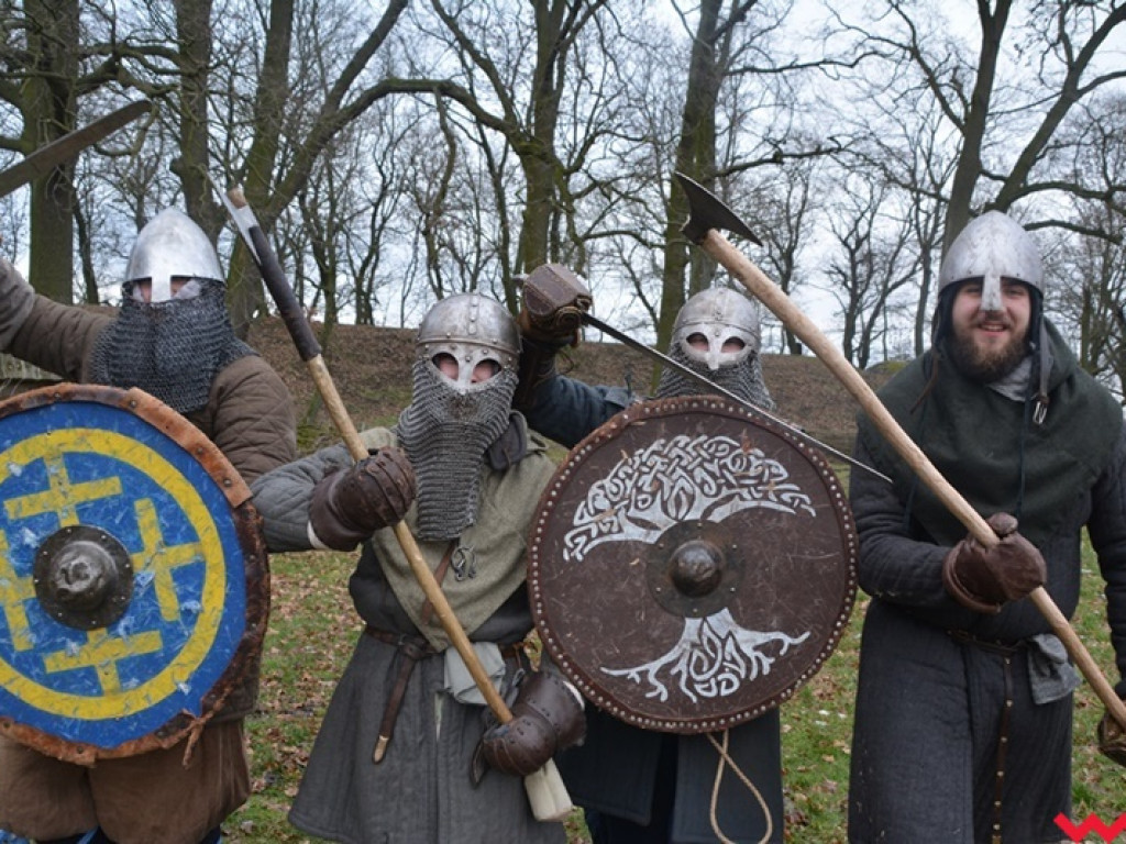 Wojowie ze Stowarzyszenia „Aurea Tempora” przetrwali zimę w Grzybowie