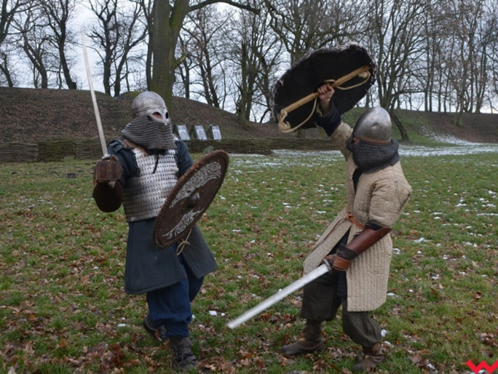 Wojowie ze Stowarzyszenia „Aurea Tempora” przetrwali zimę w Grzybowie