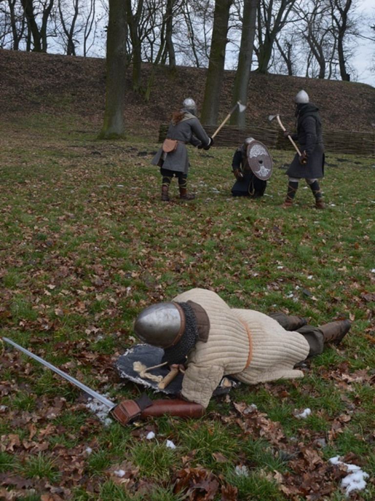 Wojowie ze Stowarzyszenia „Aurea Tempora” przetrwali zimę w Grzybowie