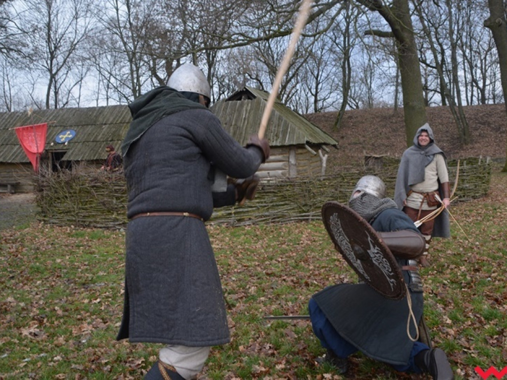 Wojowie ze Stowarzyszenia „Aurea Tempora” przetrwali zimę w Grzybowie