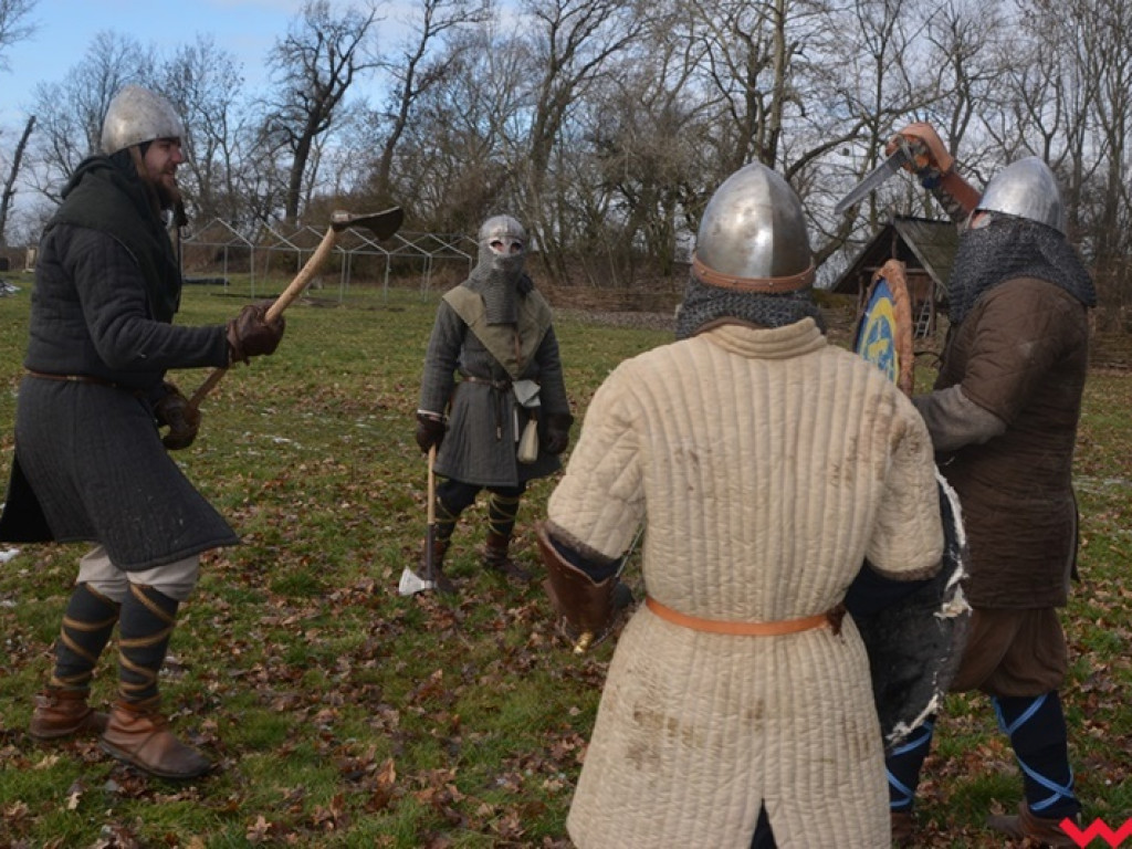 Wojowie ze Stowarzyszenia „Aurea Tempora” przetrwali zimę w Grzybowie