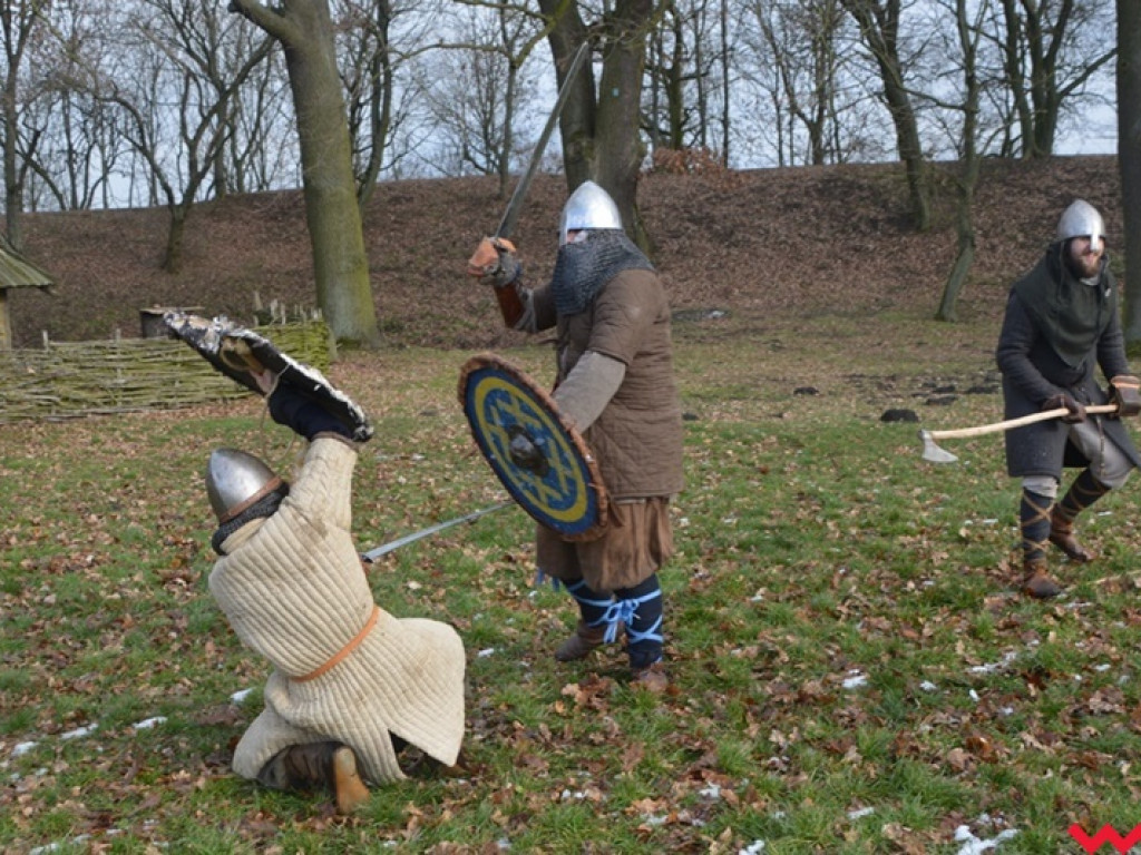 Wojowie ze Stowarzyszenia „Aurea Tempora” przetrwali zimę w Grzybowie
