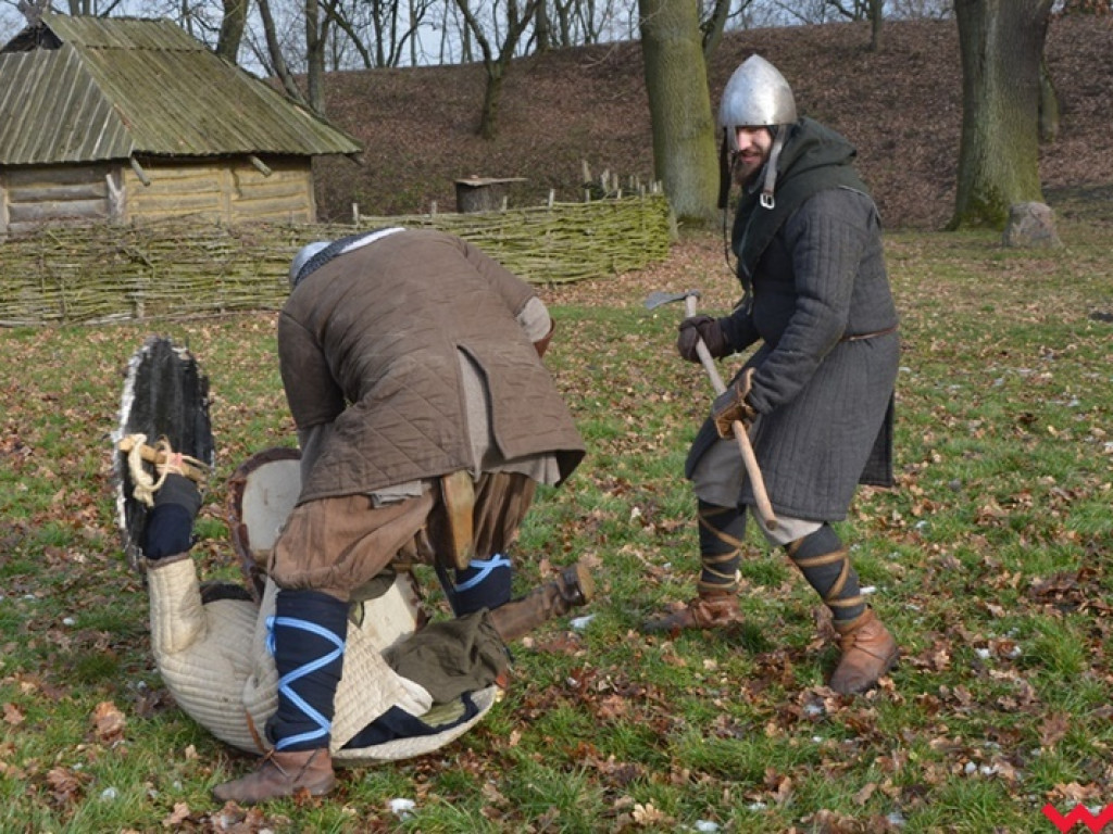 Wojowie ze Stowarzyszenia „Aurea Tempora” przetrwali zimę w Grzybowie