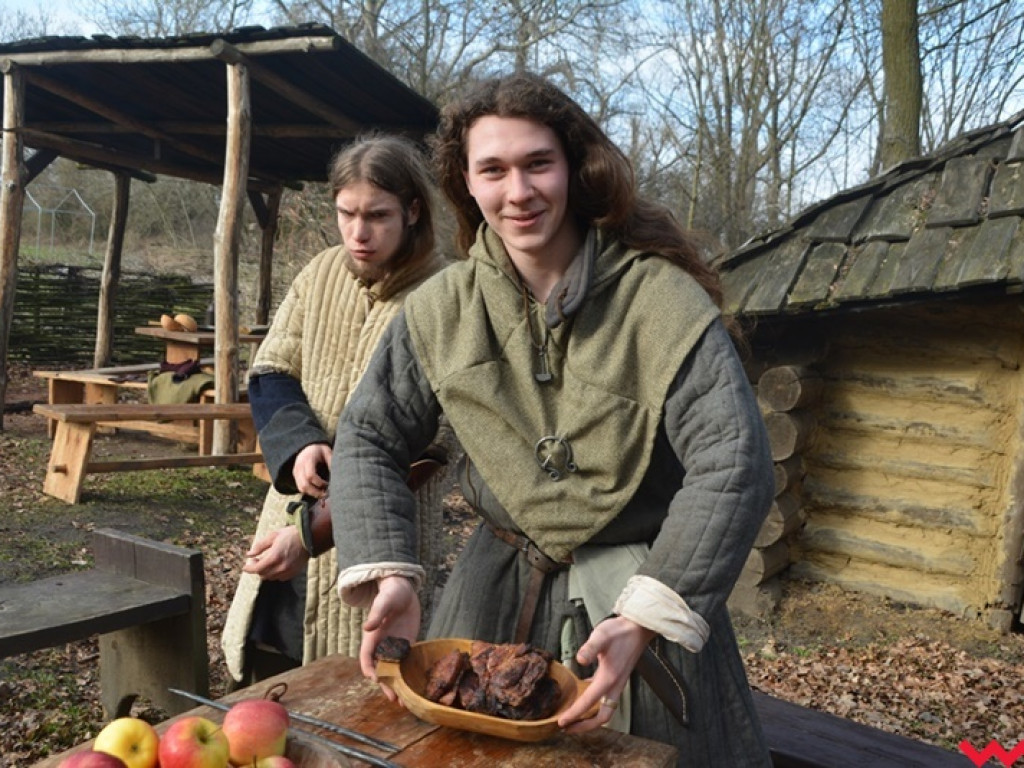 Wojowie ze Stowarzyszenia „Aurea Tempora” przetrwali zimę w Grzybowie
