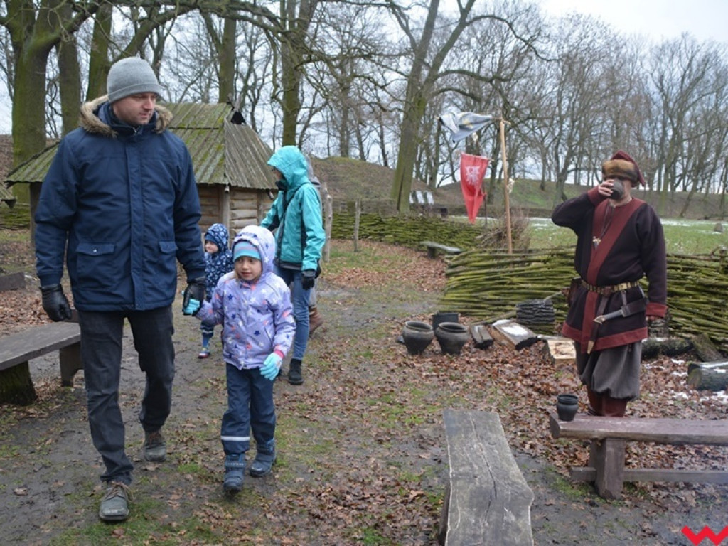 Wojowie ze Stowarzyszenia „Aurea Tempora” przetrwali zimę w Grzybowie