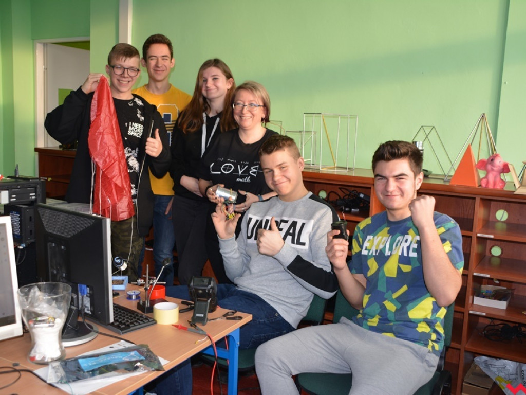 Młodzież z „szóstki” zbudowała sondę badawczą i przetestowała ją dzięki uprzejmości straży