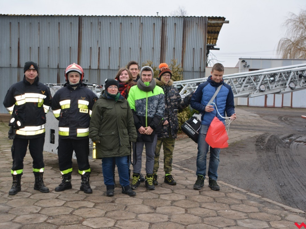 Młodzież z „szóstki” zbudowała sondę badawczą i przetestowała ją dzięki uprzejmości straży