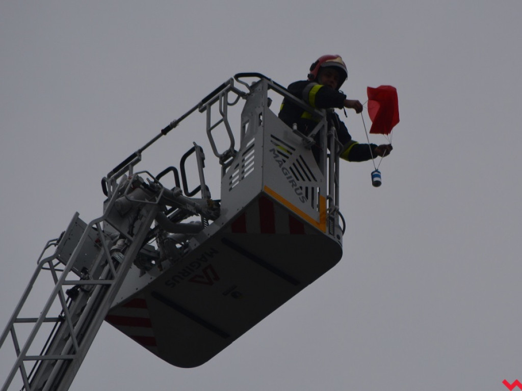 Młodzież z „szóstki” zbudowała sondę badawczą i przetestowała ją dzięki uprzejmości straży