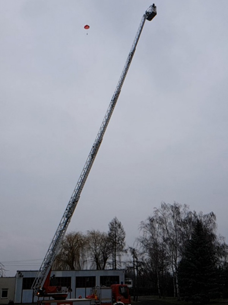 Młodzież z „szóstki” zbudowała sondę badawczą i przetestowała ją dzięki uprzejmości straży
