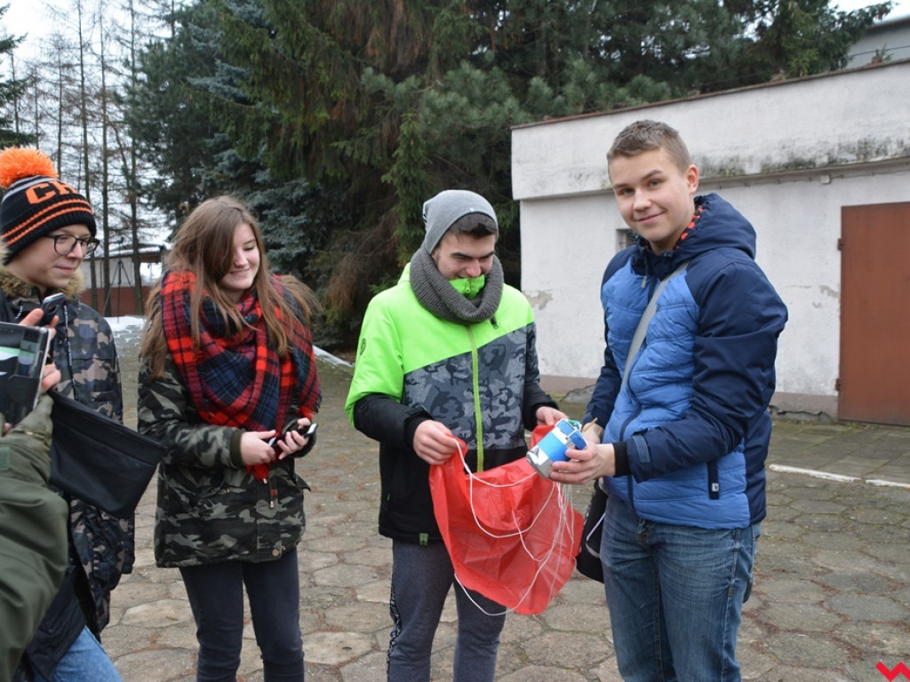 Młodzież z „szóstki” zbudowała sondę badawczą i przetestowała ją dzięki uprzejmości straży