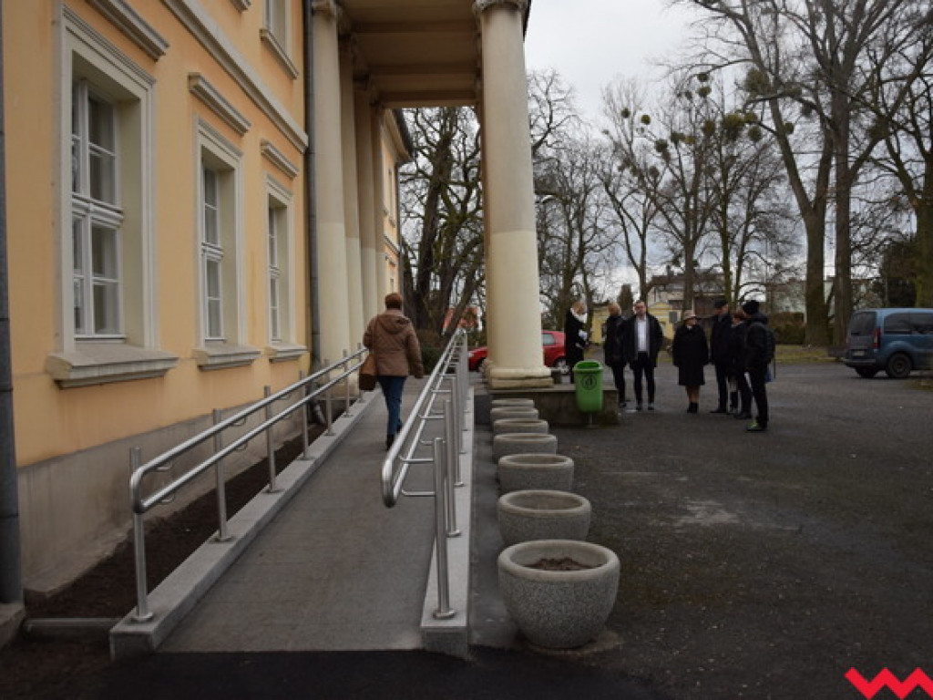 Stół – 2393 zł, krzesło – 849 zł, pochłaniacz – 2700 zł... Co wydarzyło się w Klubie Seniora?