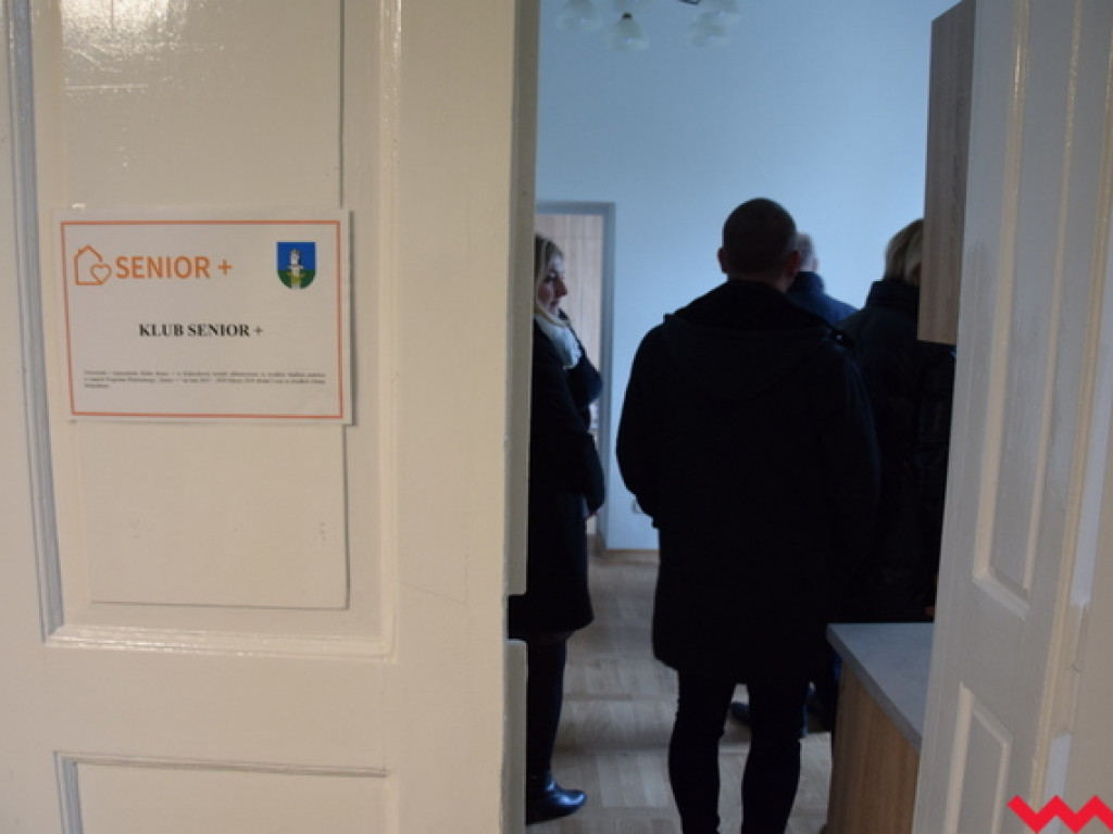 Stół – 2393 zł, krzesło – 849 zł, pochłaniacz – 2700 zł... Co wydarzyło się w Klubie Seniora?