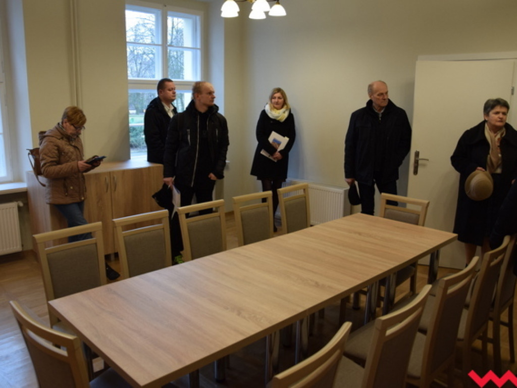 Stół – 2393 zł, krzesło – 849 zł, pochłaniacz – 2700 zł... Co wydarzyło się w Klubie Seniora?