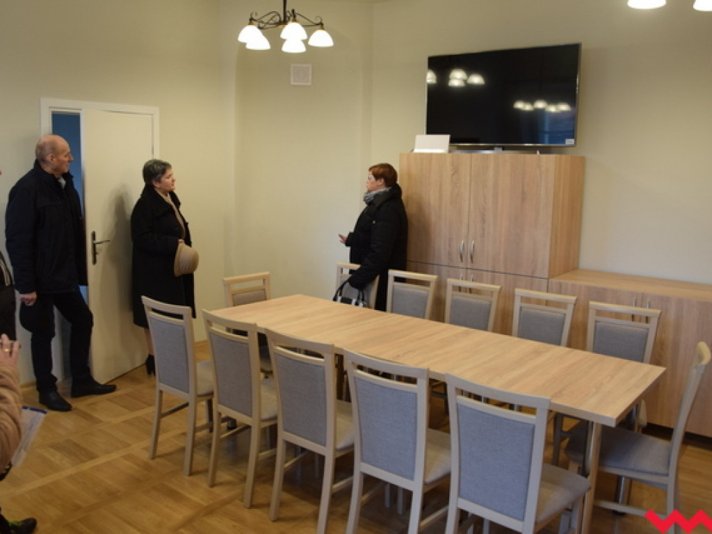 Stół – 2393 zł, krzesło – 849 zł, pochłaniacz – 2700 zł... Co wydarzyło się w Klubie Seniora?