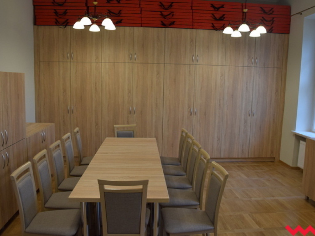 Stół – 2393 zł, krzesło – 849 zł, pochłaniacz – 2700 zł... Co wydarzyło się w Klubie Seniora?