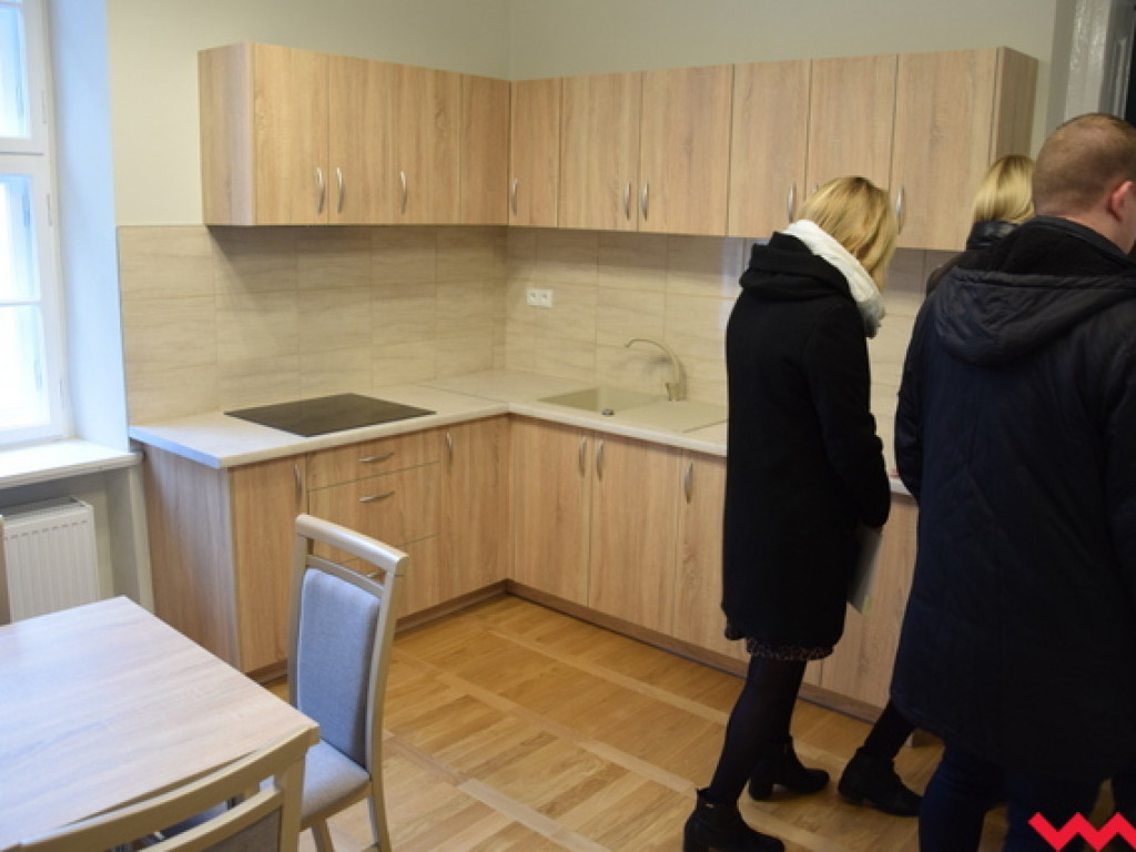 Stół – 2393 zł, krzesło – 849 zł, pochłaniacz – 2700 zł... Co wydarzyło się w Klubie Seniora?