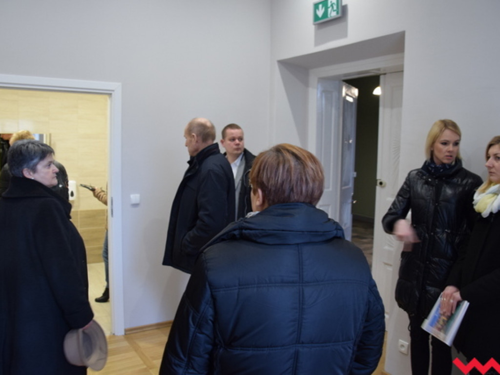 Stół – 2393 zł, krzesło – 849 zł, pochłaniacz – 2700 zł... Co wydarzyło się w Klubie Seniora?