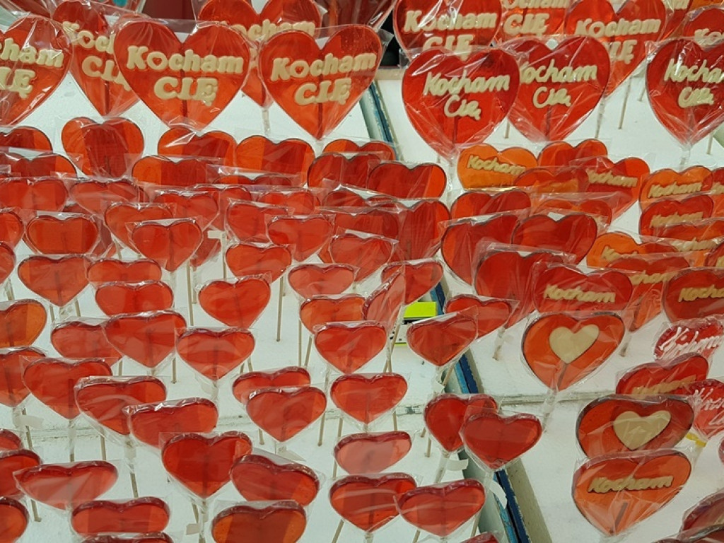 Ulice w barwach czerwieni. Jak co roku zalały nas walentynkowe serduszka