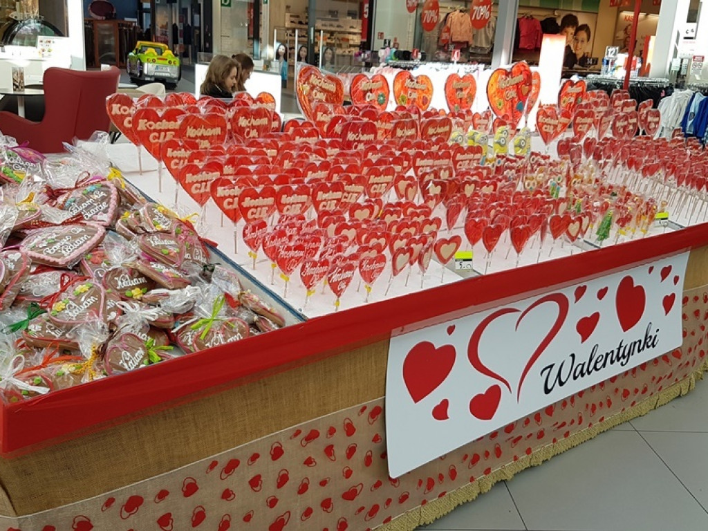 Ulice w barwach czerwieni. Jak co roku zalały nas walentynkowe serduszka