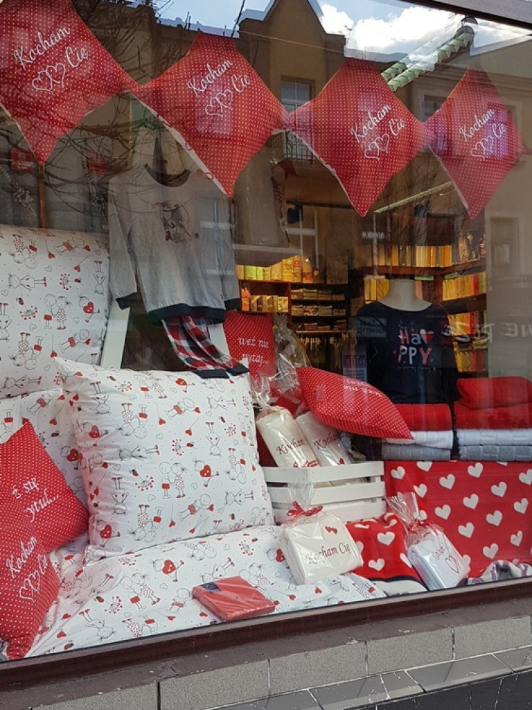 Ulice w barwach czerwieni. Jak co roku zalały nas walentynkowe serduszka