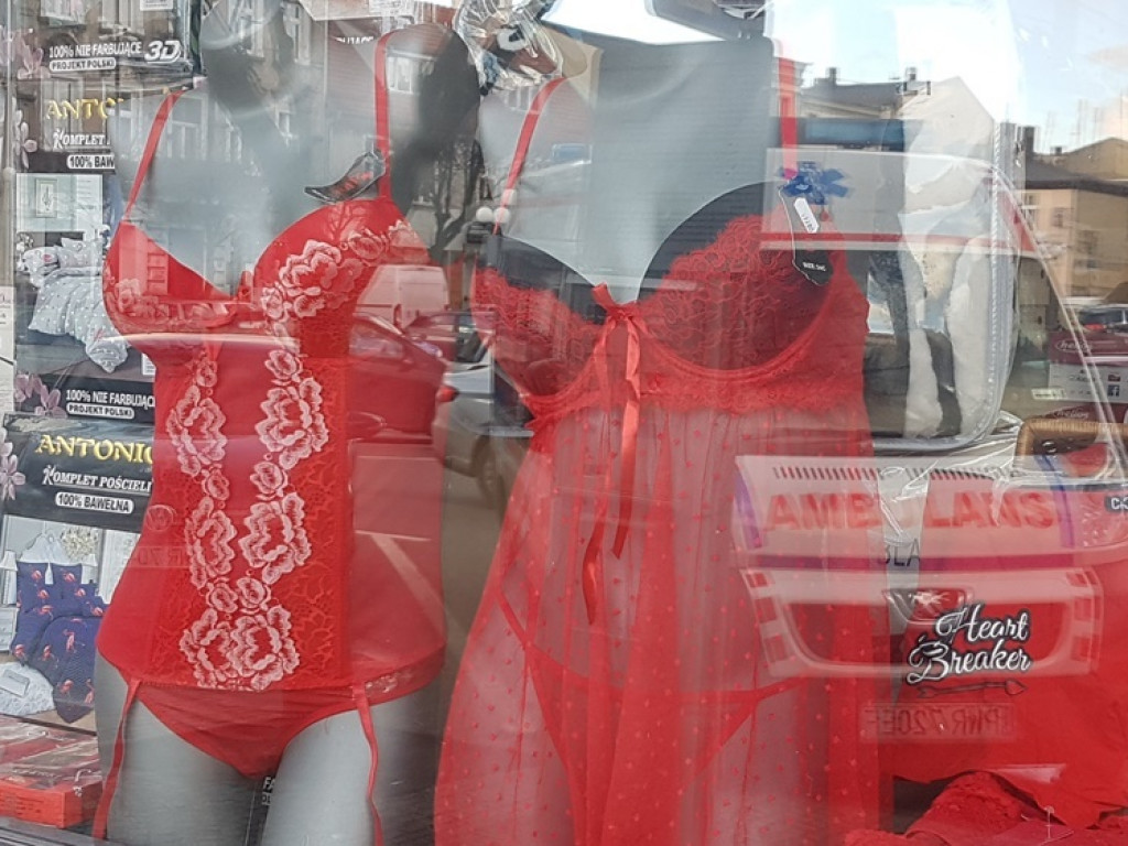 Ulice w barwach czerwieni. Jak co roku zalały nas walentynkowe serduszka