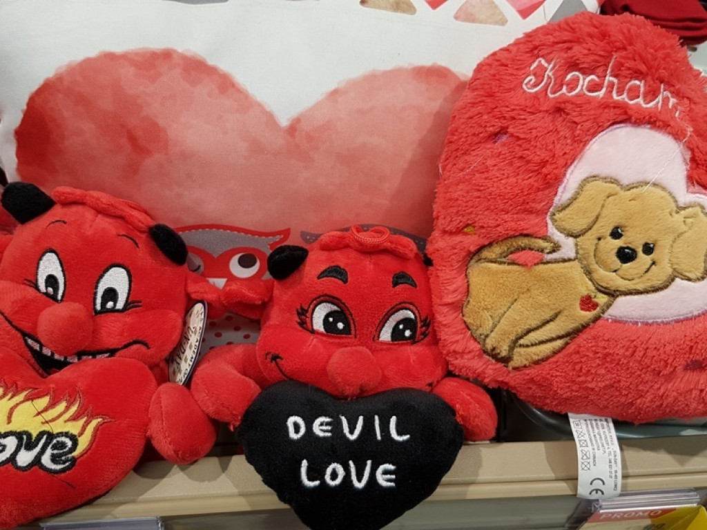 Ulice w barwach czerwieni. Jak co roku zalały nas walentynkowe serduszka