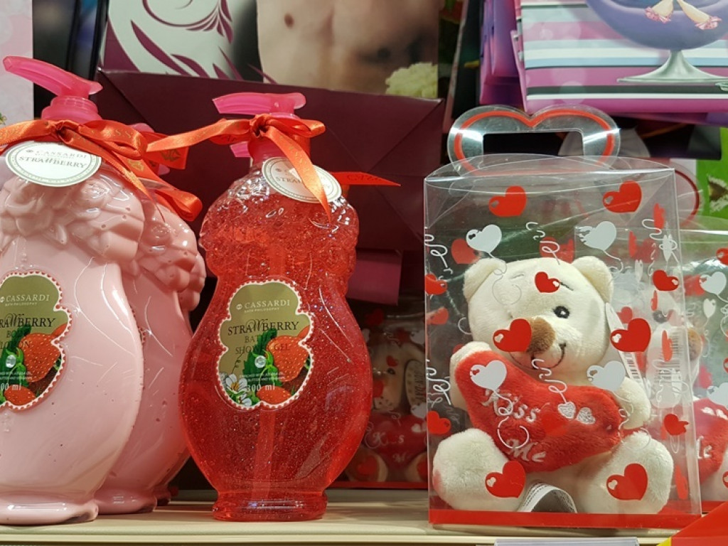 Ulice w barwach czerwieni. Jak co roku zalały nas walentynkowe serduszka