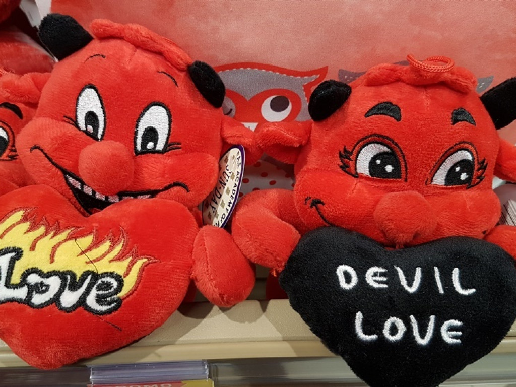 Ulice w barwach czerwieni. Jak co roku zalały nas walentynkowe serduszka