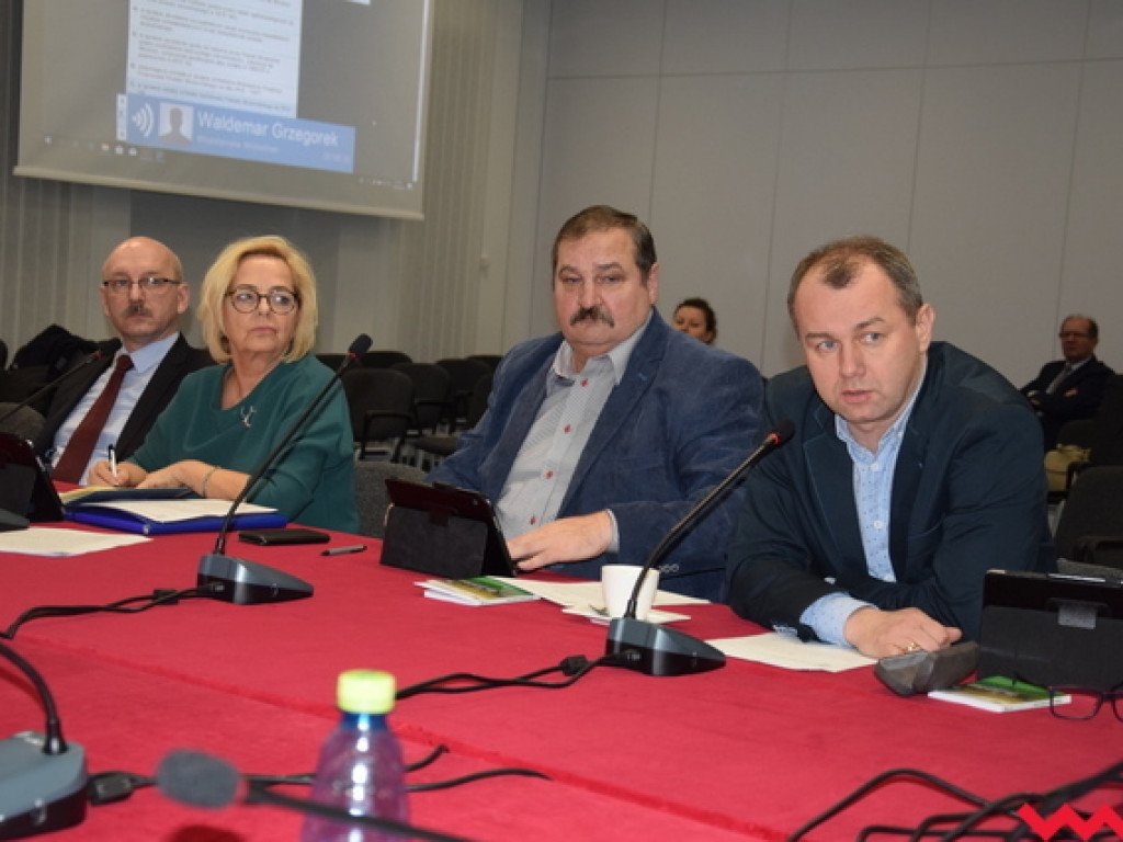 Radny PiS-u na tropie afery w PCPR. Rada powiatu znowu dotuje szpital