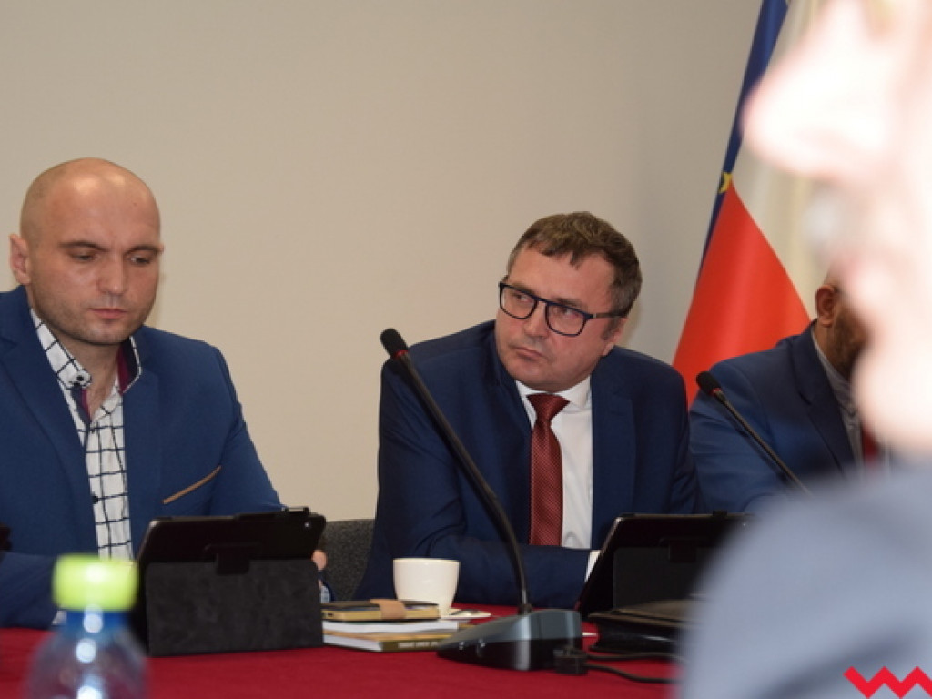 Radny PiS-u na tropie afery w PCPR. Rada powiatu znowu dotuje szpital