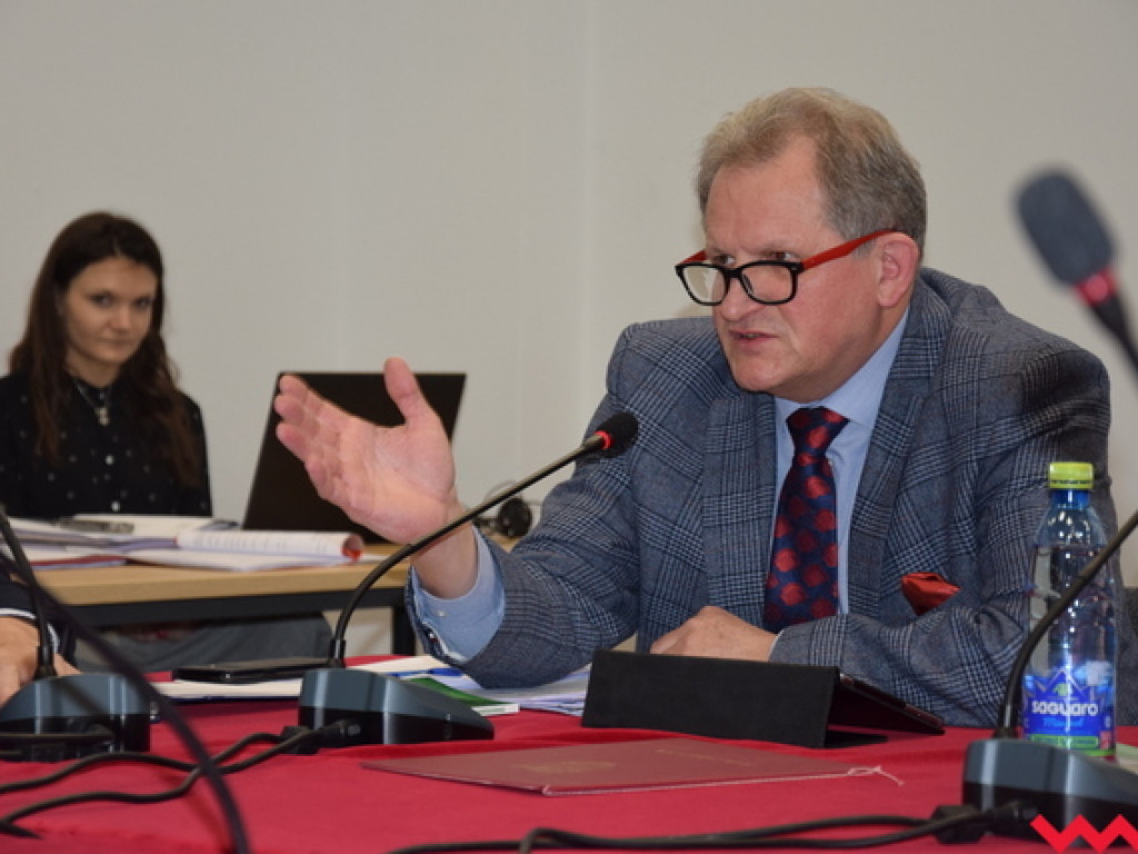 Radny PiS-u na tropie afery w PCPR. Rada powiatu znowu dotuje szpital