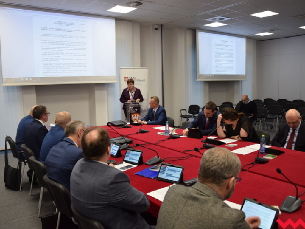 Radny PiS-u na tropie afery w PCPR. Rada powiatu znowu dotuje szpital