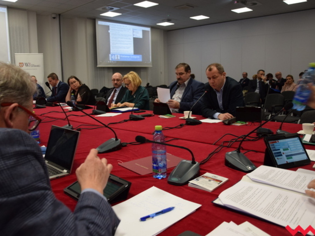 Radny PiS-u na tropie afery w PCPR. Rada powiatu znowu dotuje szpital