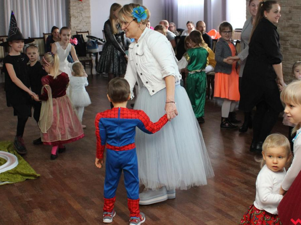 Bal karnawałowy dla dzieci z Parafialnym Zespołem Caritas