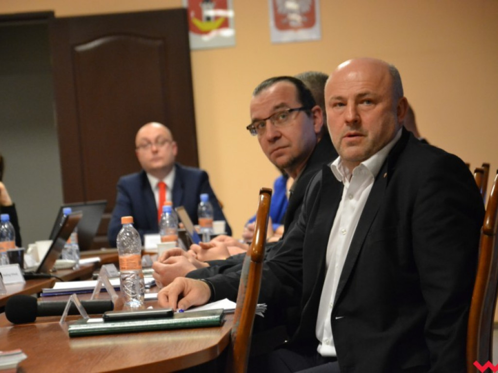 Nowy radny złożył ślubowanie, a sołtys proponuje dawać ludziom pampersy