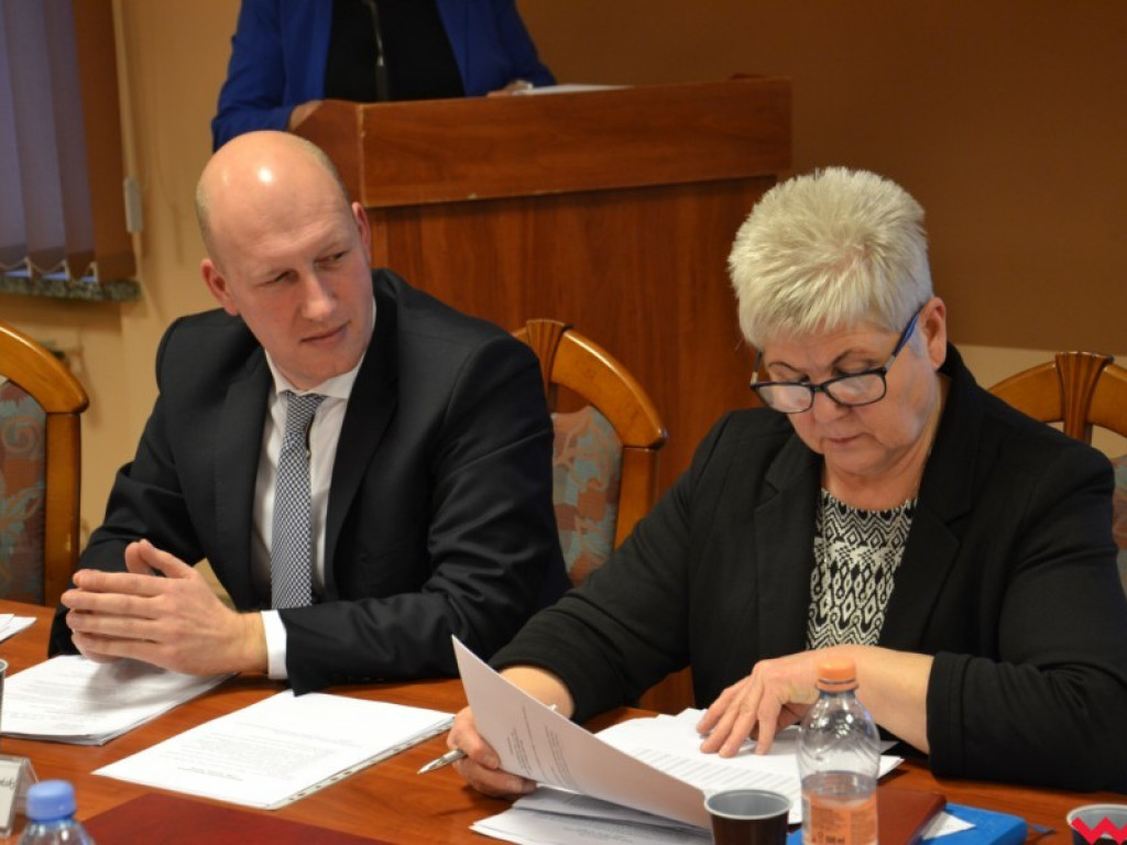 Nowy radny złożył ślubowanie, a sołtys proponuje dawać ludziom pampersy
