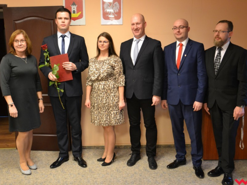 Nowy radny złożył ślubowanie, a sołtys proponuje dawać ludziom pampersy