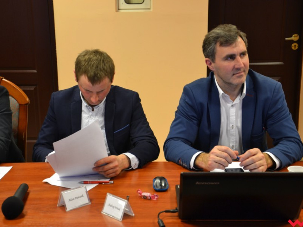 Nowy radny złożył ślubowanie, a sołtys proponuje dawać ludziom pampersy